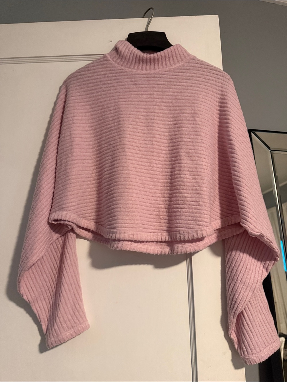 Women’s size Med Pilcro cropped mock neck